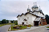 Novgorod - chiesa dedicata ai Santi Boris e Gleb, primi martiri russi, con le sue cinque cupole.